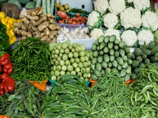 Giá thực phẩm hôm nay 14/10: Ảnh hưởng mưa bão, trái cây, rau củ tiếp tục tăng giá mạnh